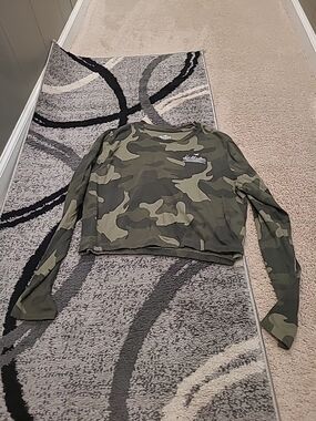 Hollister Womens Green Camouflage Long Sleeve Cropped Top Medium